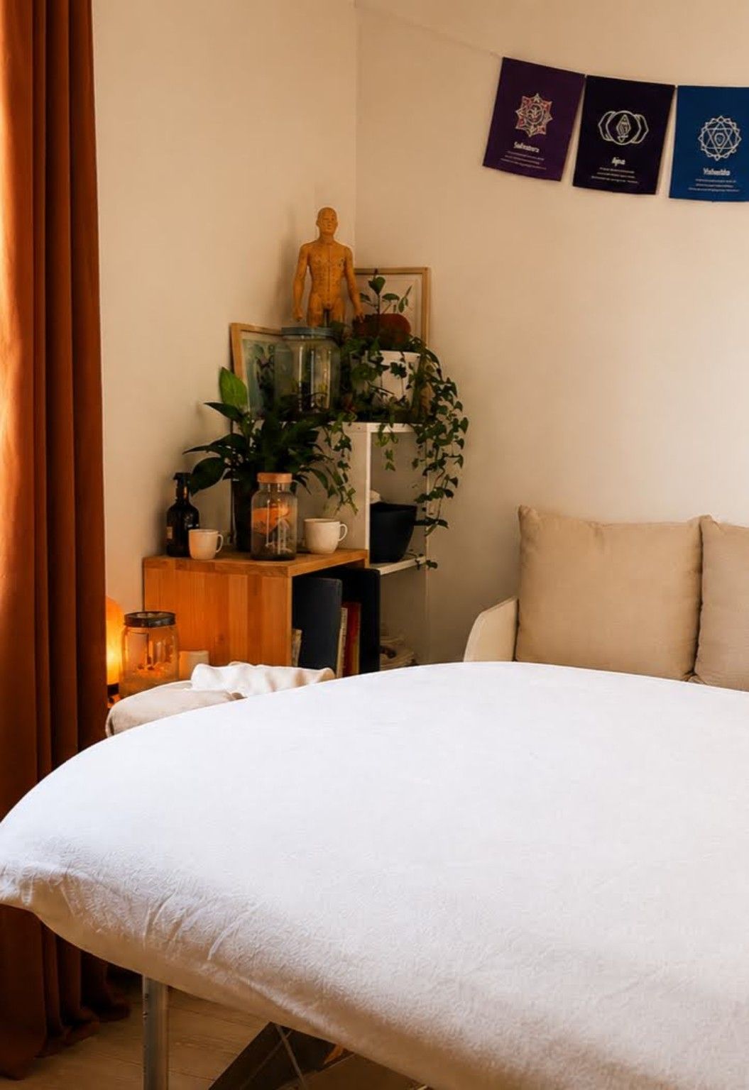 Table de massage pour une séance de massage énergétique à Liffré